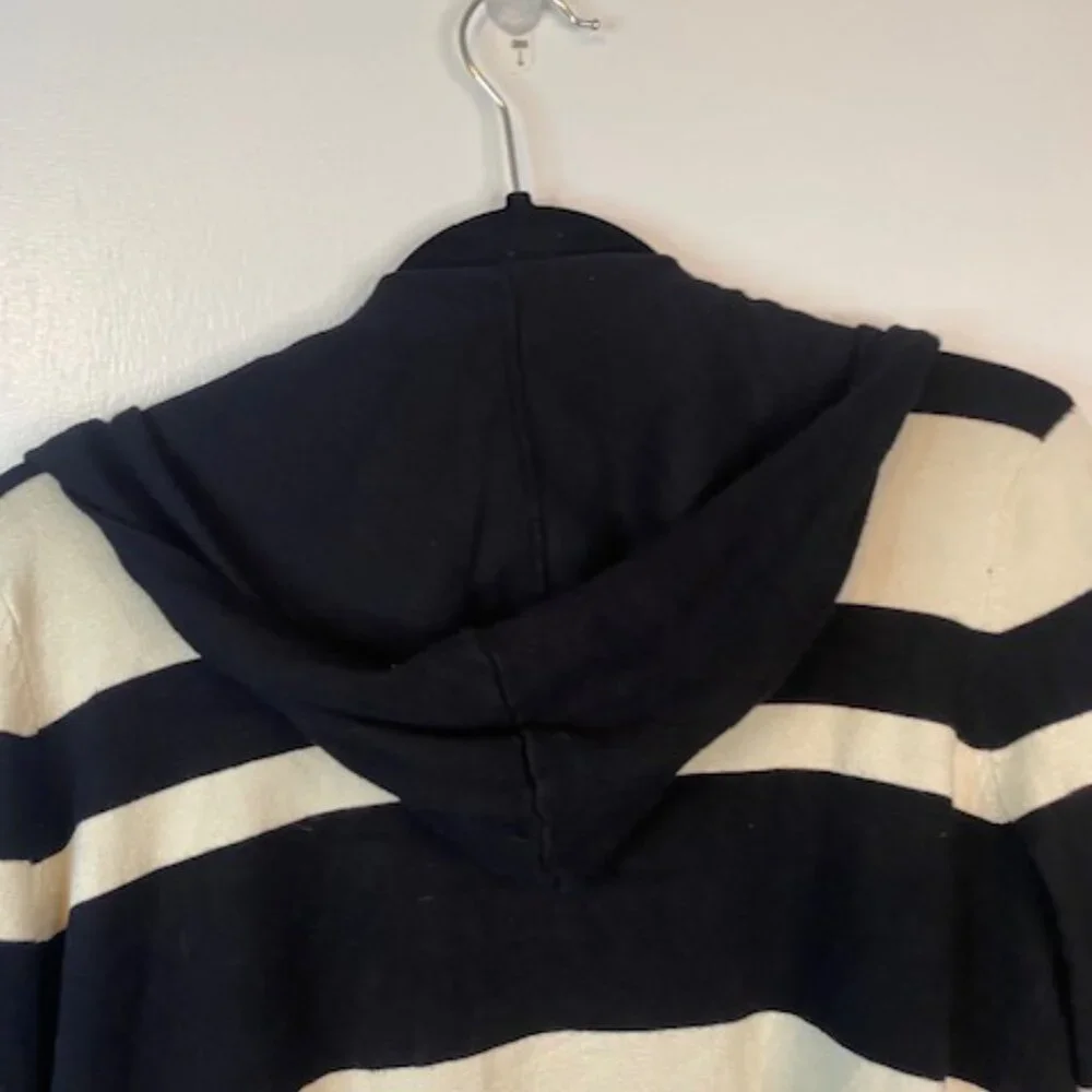 lyn black and white look sweater with hood - Picture 5 of 5